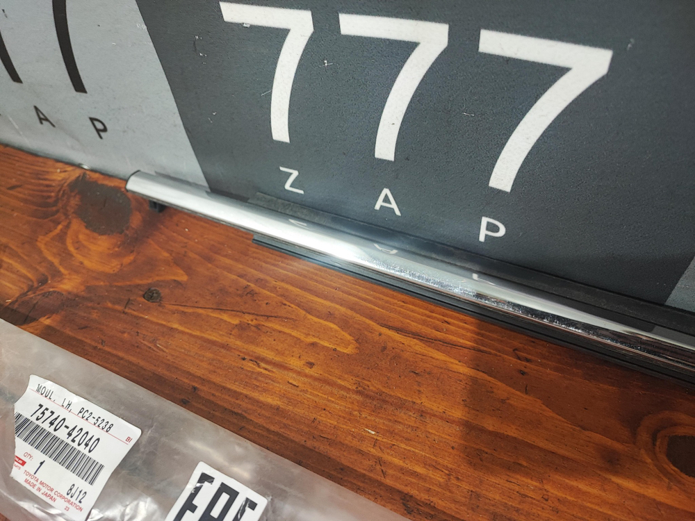 Молдинг стекла заднего левого RAV4 XA40 12-19 Б/У Оригинал 7574042040