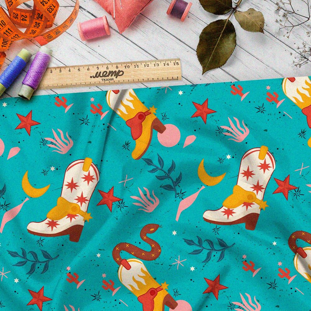 Ткань поплин сапоги ковбоя и змеи на бирюзовом фоне