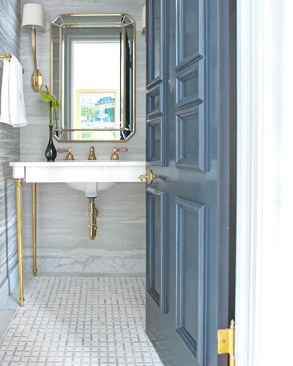 Зеркало в золотой раме “Леннокс”