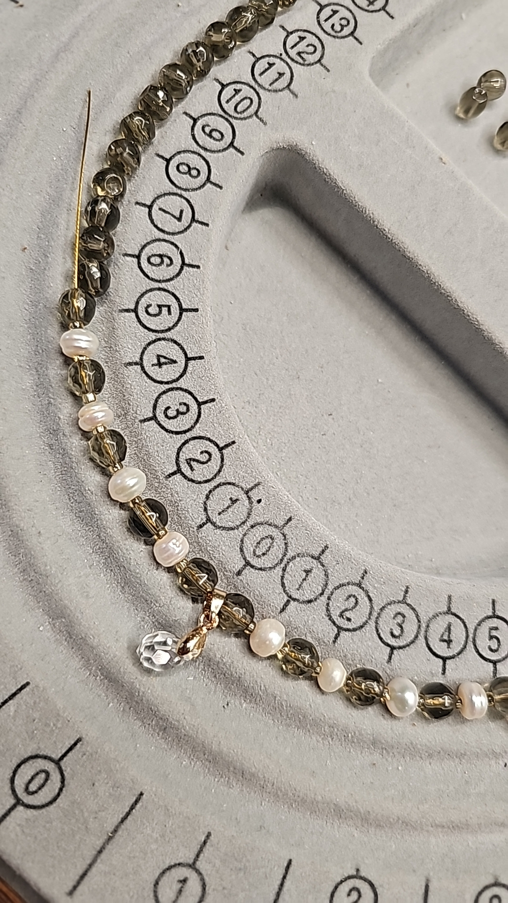 Колье авторское ручной работы из раухтопаза и речного жемчуга "Дымка"