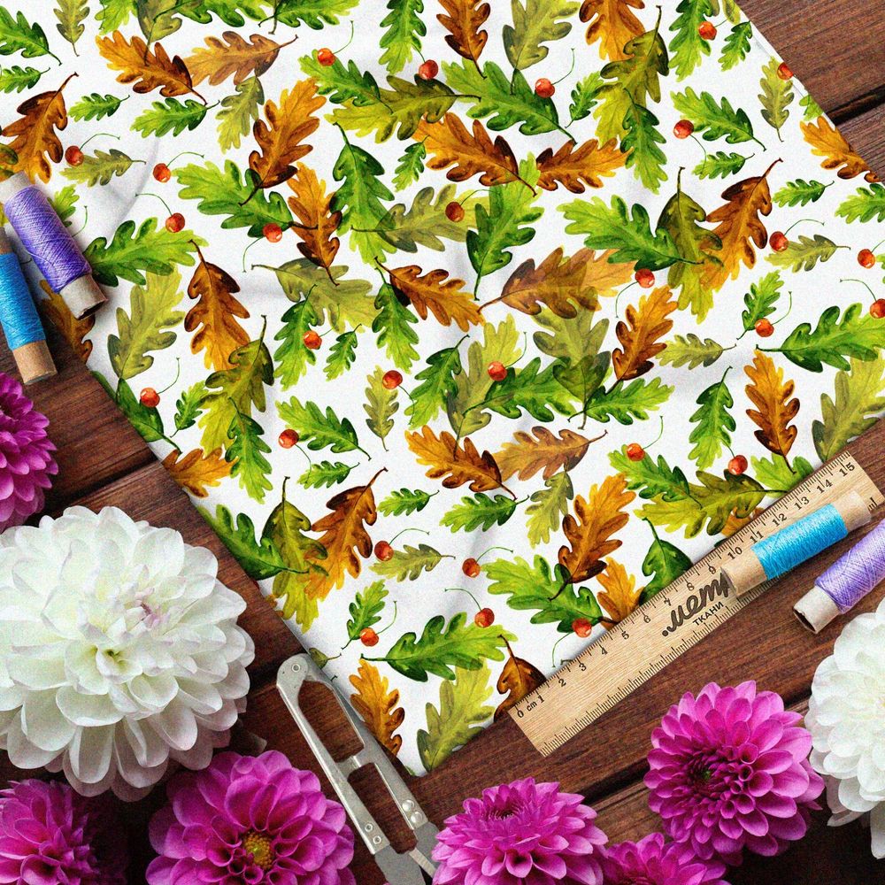 Ткань штапель желтеющие листья дуба и вишня на белом фоне