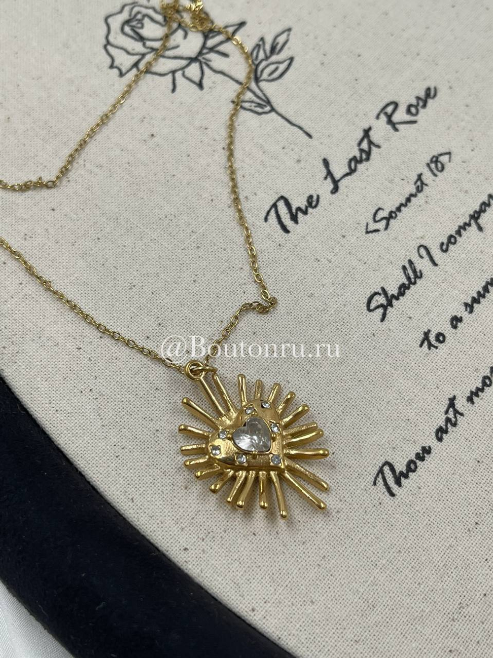 Колье золотистое "Сердце" с шипами и белыми стразами