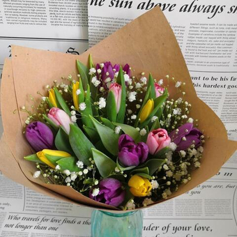 Красивый букет из 15 разноцветных тюльпанов в крафте