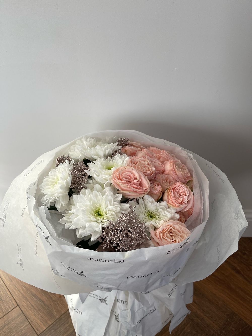 Букет из хризантем, кустовых пионовидных роз и блестящей скиммии