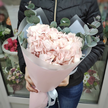 Букет с розовой гортензией и эвкалиптом