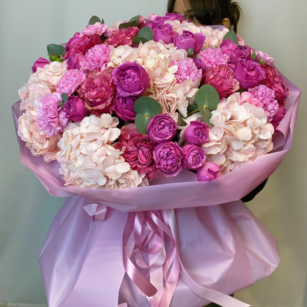 Букет с гортензиями и кустовыми пионовидными розами