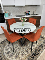 Круглый стеклянный раздвижной стол "Серый мрамор 262" и стулья "ГУЧИ" оранжевый