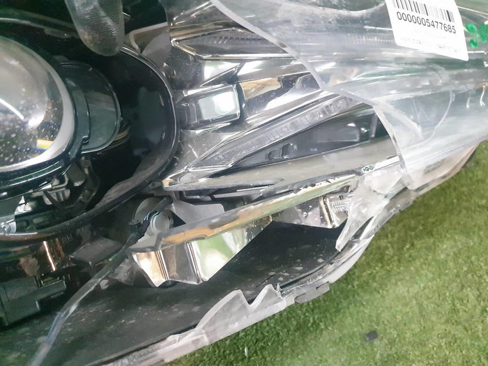 Битая Фара правая Genesis G70 (2017-2021) LED