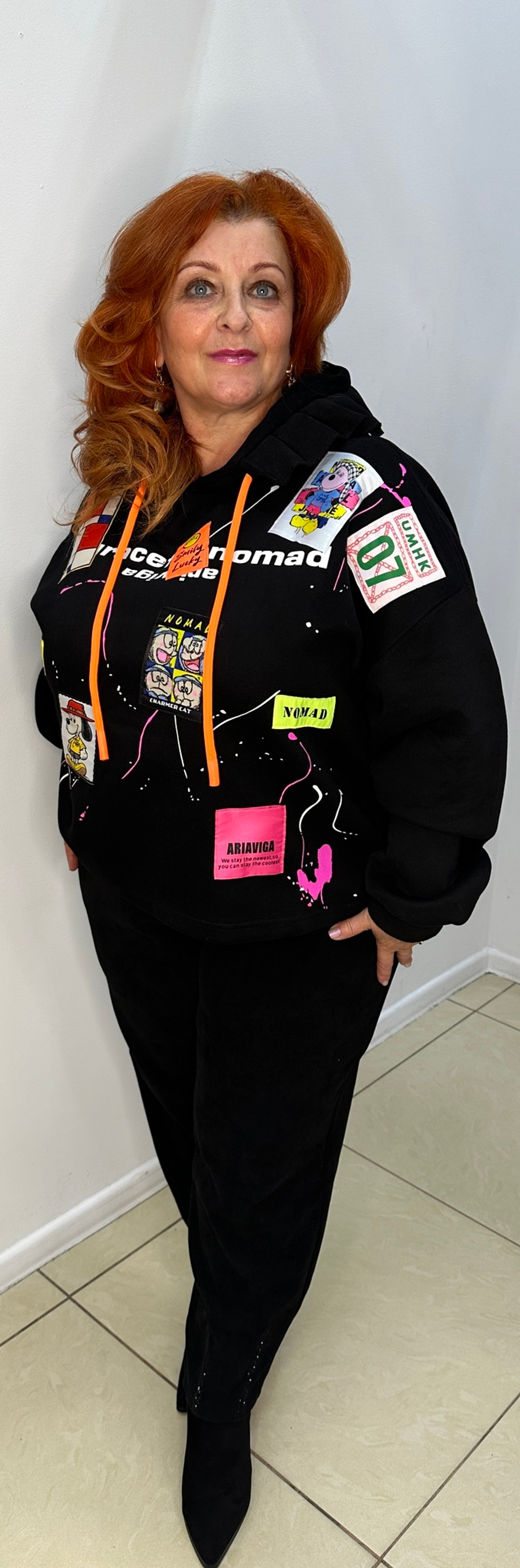 Черная толстовка-худи с ярким принтом и капюшоном