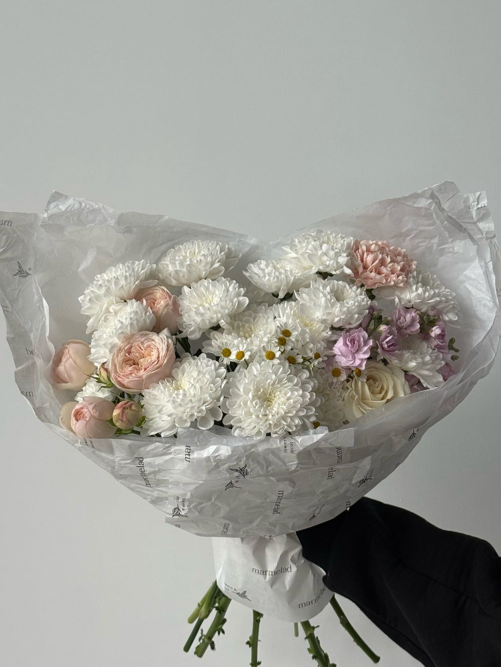 Букет сборный из хризантемы, маттиолы, ромашки и кустовых пионовидных роз