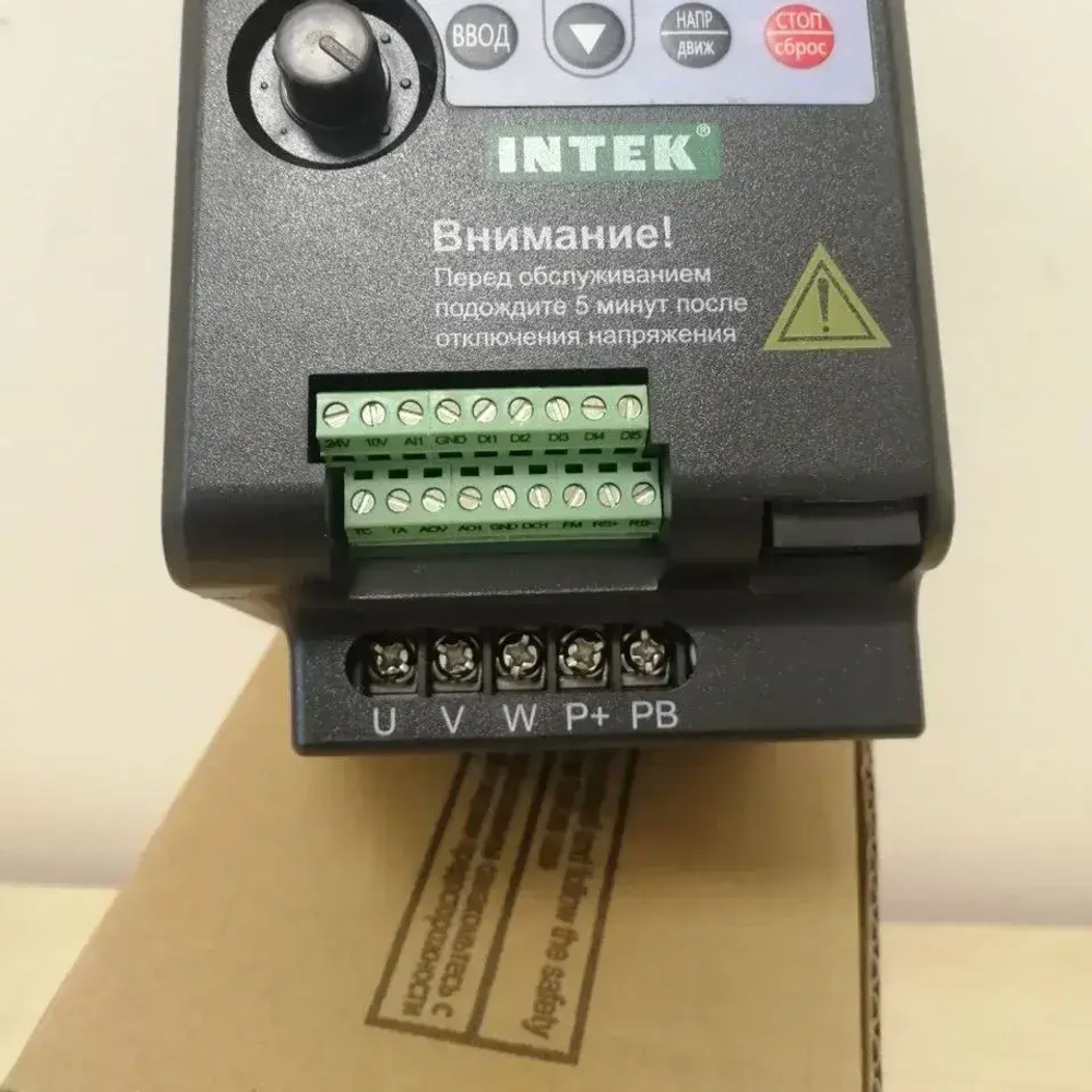 Частотный преобразователь 1,5 кВт 7A INTEK 220В Вход 1 Фаза Выход 3 Фазы