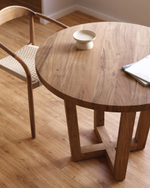 Круглый стол Nahla из массива акации с натуральной отделкой Ø 90 см