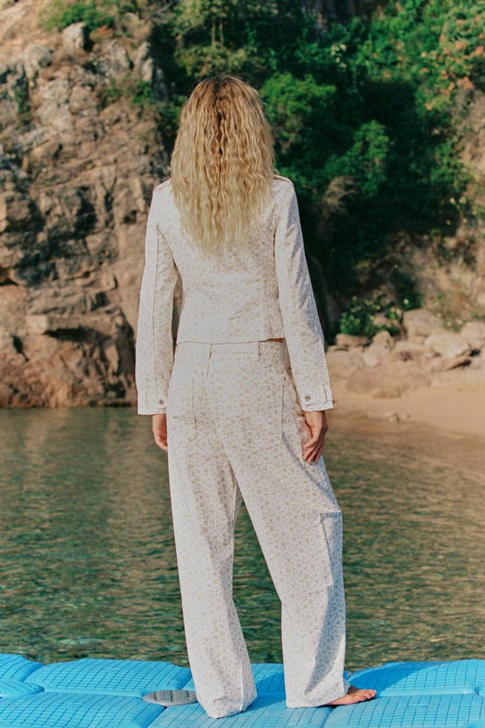 ZARA ДЖИНСЫ TRF BAGGY С ЦВЕТОЧНЫМ ПРИНТОМ, С ПРИНТОМ