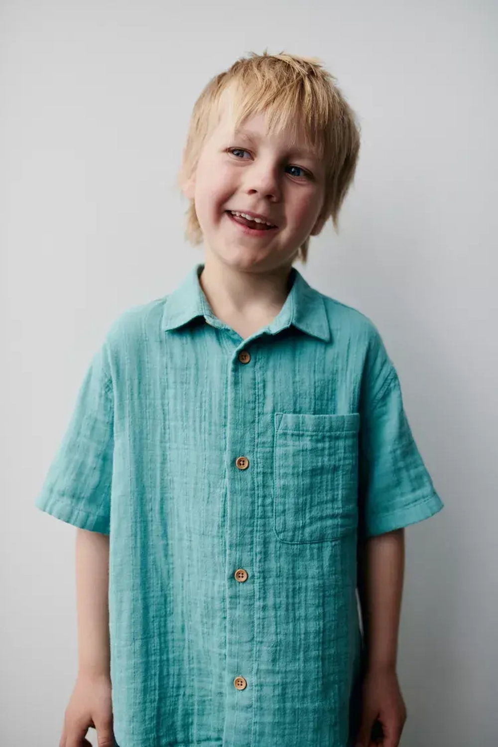 ZARA РУБАШКА ИЗ РЕЛЬЕФНОЙ ТКАНИ С КАРМАНОМ, СИНИЙ