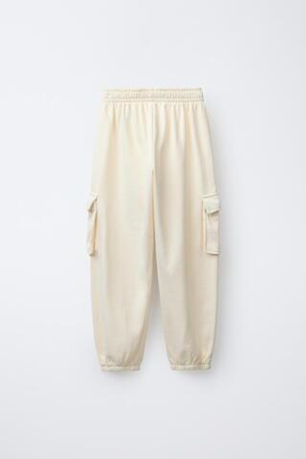 ZARA КОМПЛЕКТ ИЗ ТОЛСТОВКИ И БРЮК-ДЖОГГЕРОВ КАРГО С НАШИВКОЙ, ЭКРЮ