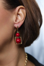 Серьги асимметричные miss Di золото с красным жемчугом Майорка