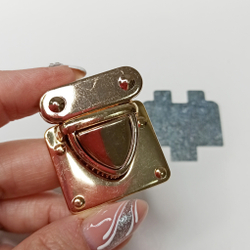 Замок-защелка на зажимах 32*35 Золото