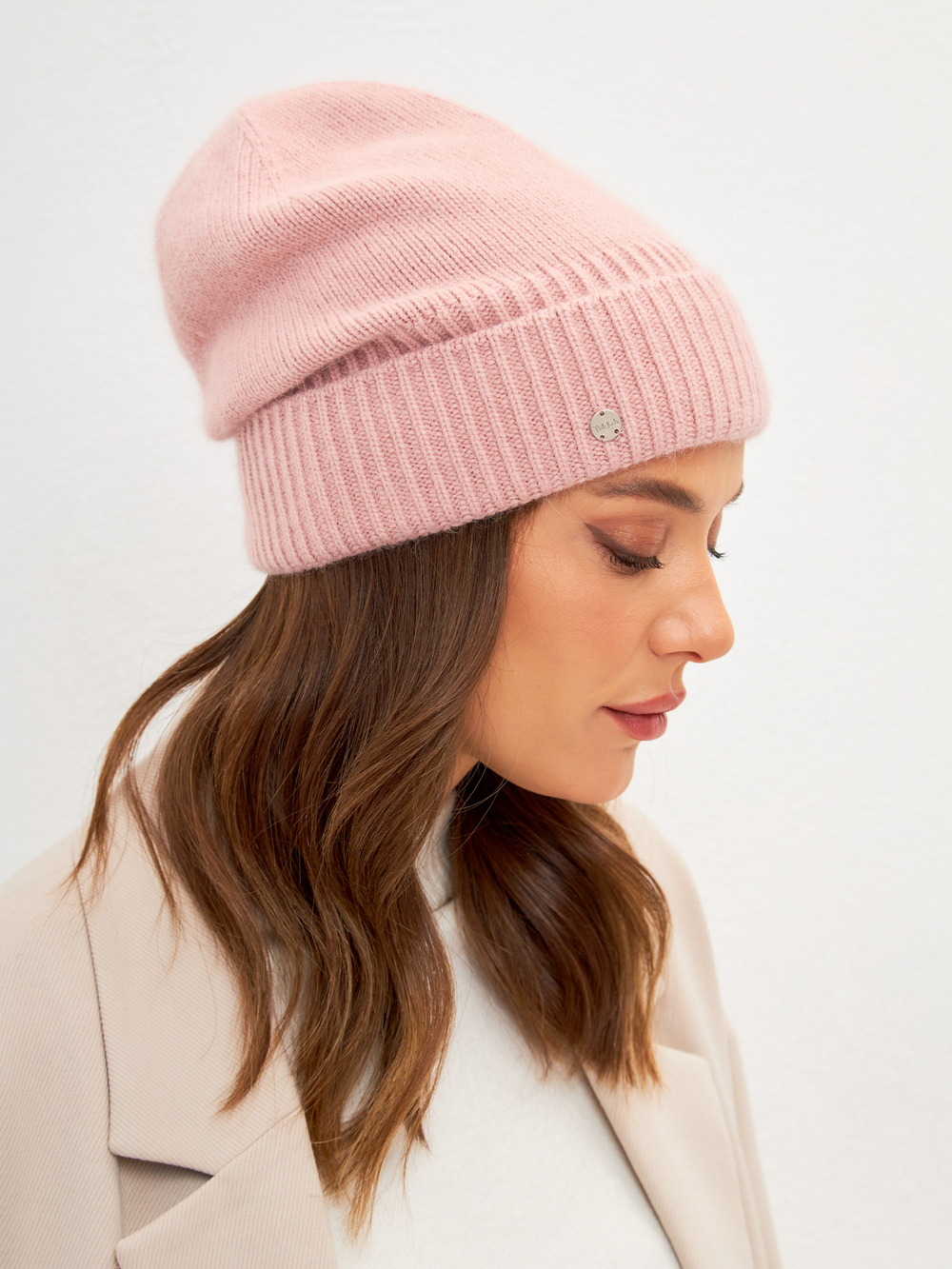 Шапка FABI удлиненная одинарная c отворотом с содержанием 
шерсти енота и ангоры