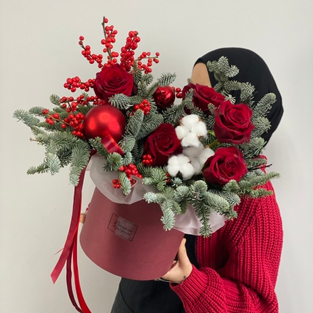 Композиция с илексом , нобилисом и красными розами 1056