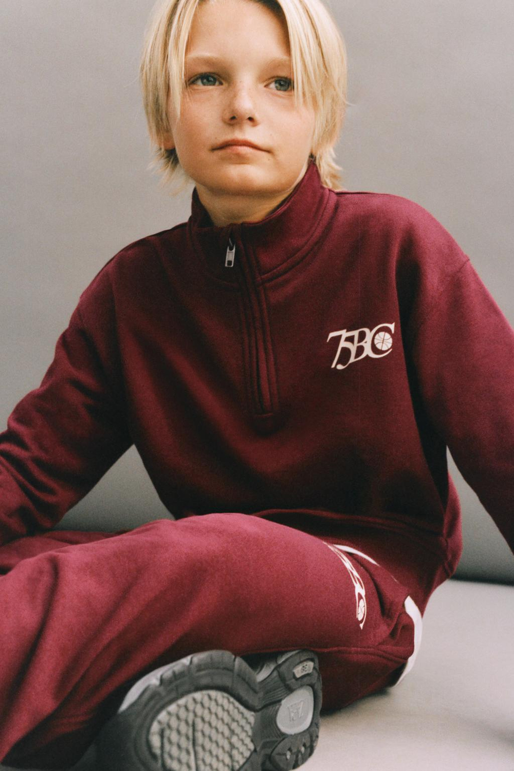 ZARA КОМПЛЕКТ ИЗ ТОЛСТОВКИ И БРЮК-ДЖОГГЕРОВ С НАДПИСЬЮ, БУРГУНДИ