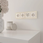 Рамка на 4 поста Favorit (молочный, стекло) W0041141