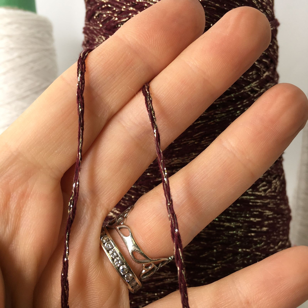 COTTON LUREX, 95% хлопок, 5% люрекс; 400м/100гр. Шнурок Бордовый, люрекс золото