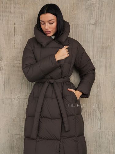 Удлиненный пуховик в коричневом цвете с поясом