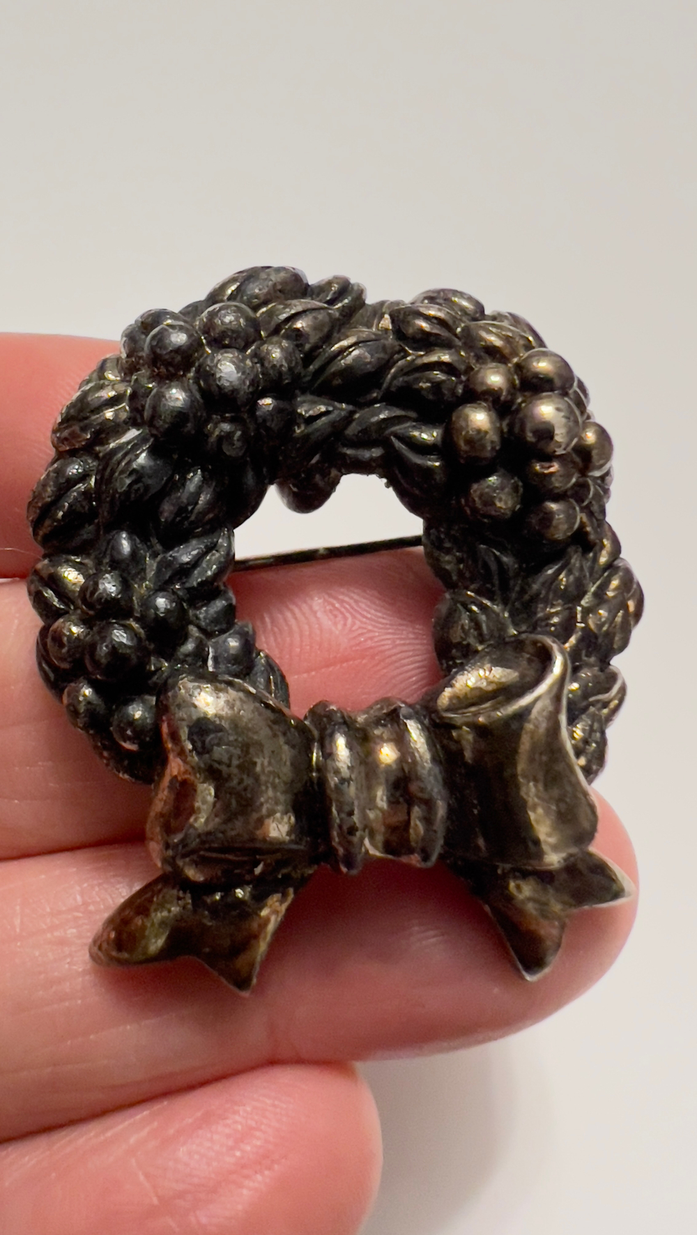 Новогодняя брошь веночек с бантом