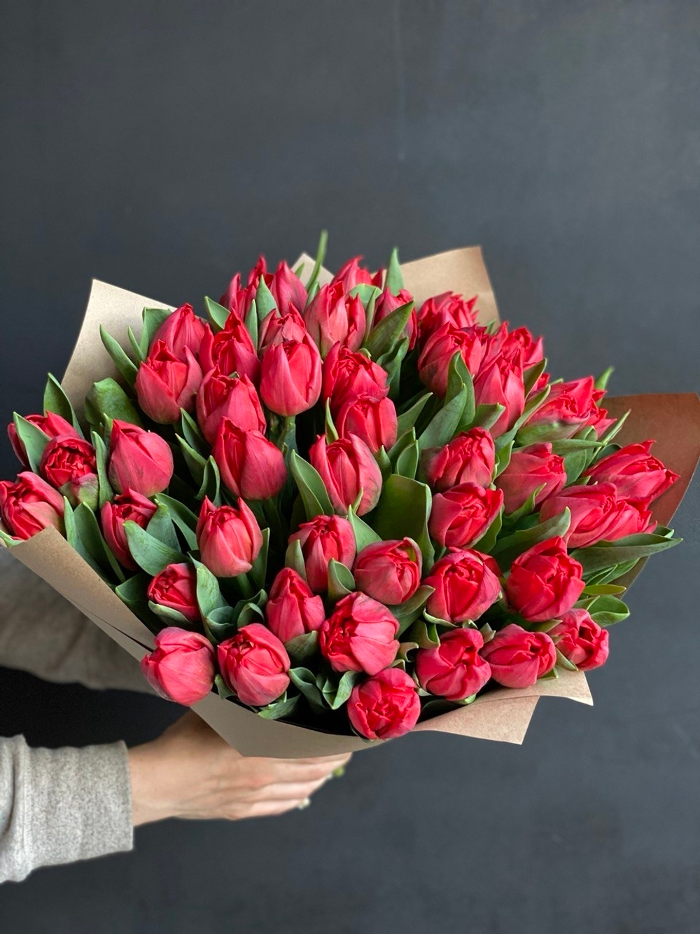 Тюльпаны красные пионовидные