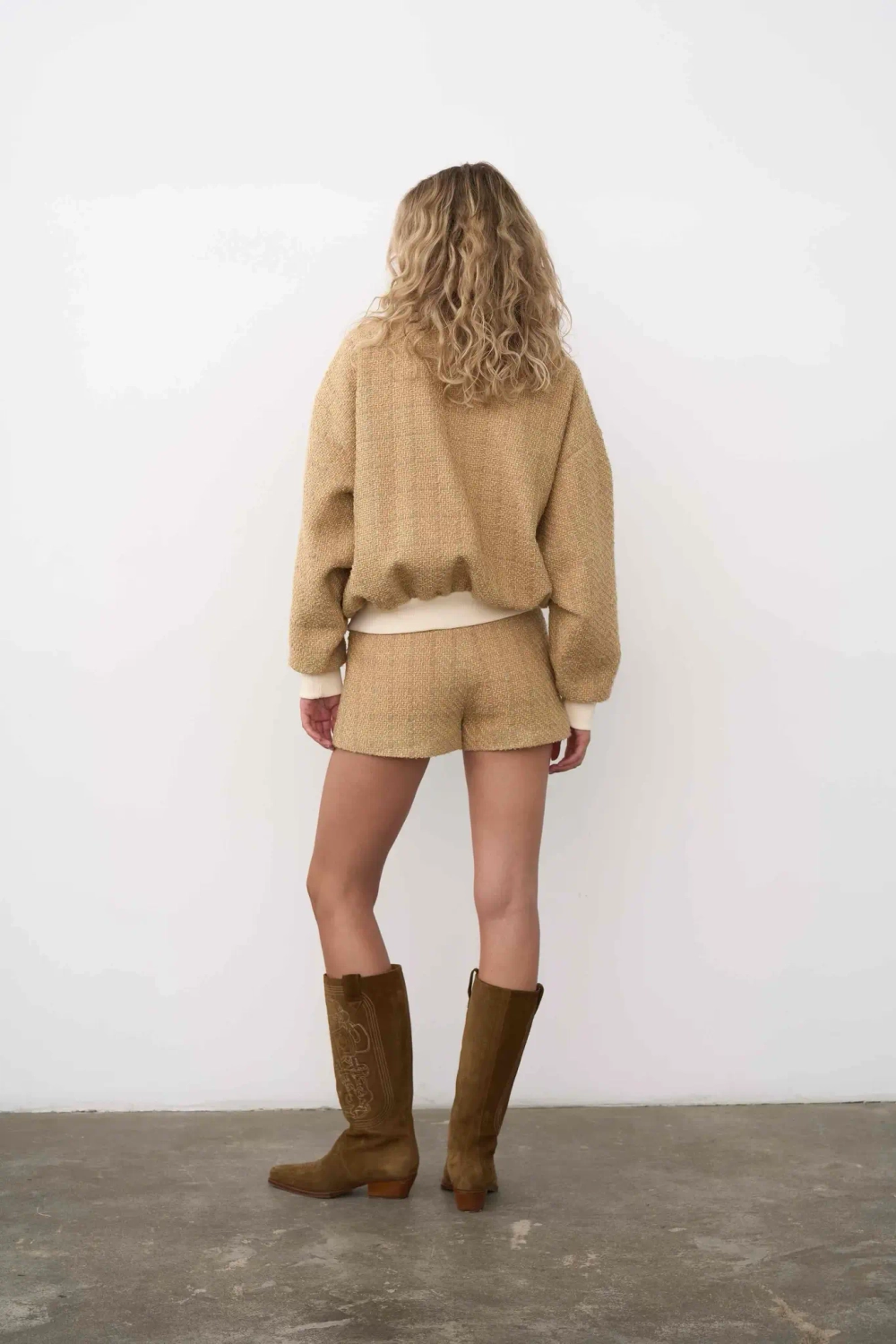 Твидовый бомбер бежевый