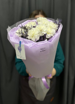 Букет из белых диантусов с добавлением лимониума