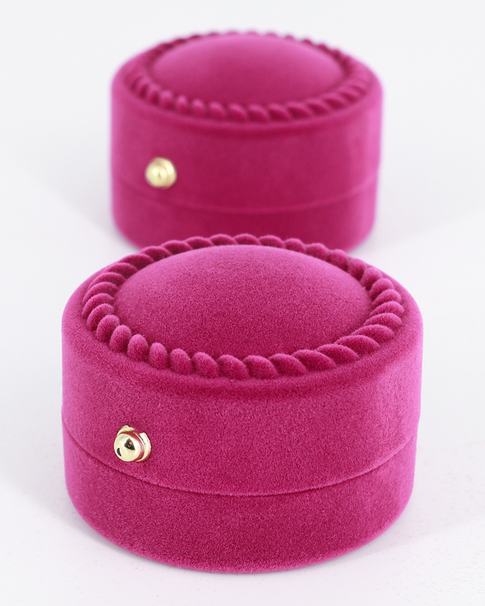 Круглый футляр из флокированного пластика с декоративной отделкой