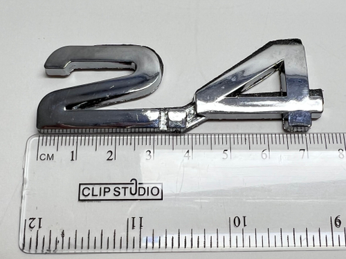 2.4 / Логотип (шильдик, надпись, эмблема) "2.4" для крышки багажника / решетки радиатора / капота (1 шт.)