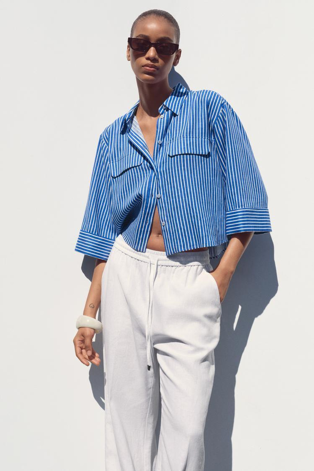 ZARA РУБАШКА ИЗ СМЕСОВОГО ЛЬНА С ШИРОКИМИ РУКАВАМИ, СИНИЙ/БЕЛЫЙ