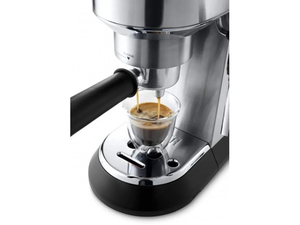 Кофеварка DeLonghi EC685.M серебристый