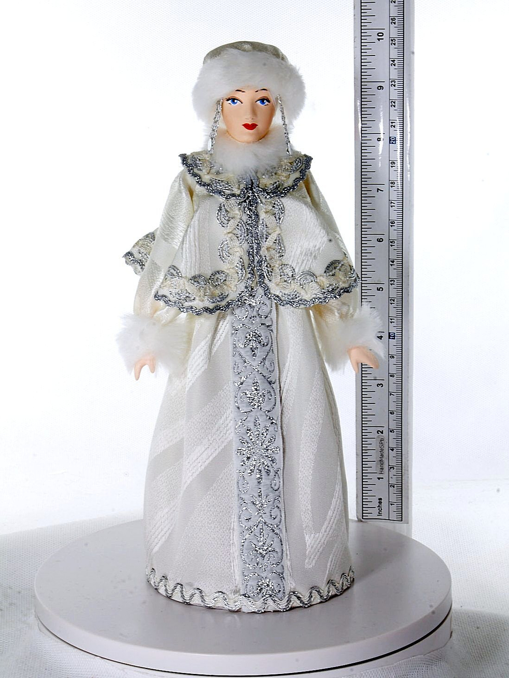 Фарфоровая кукла коллекционная Снегурочка в белой шубе. Новогодняя игрушка под ёлку ручной работы