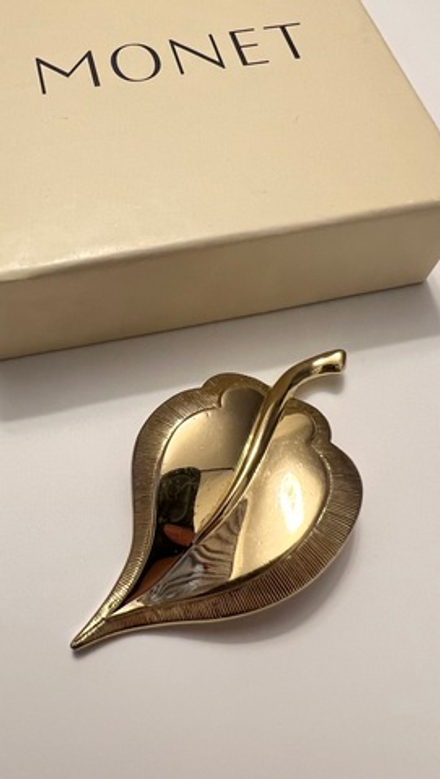 Брошь листочек MONET