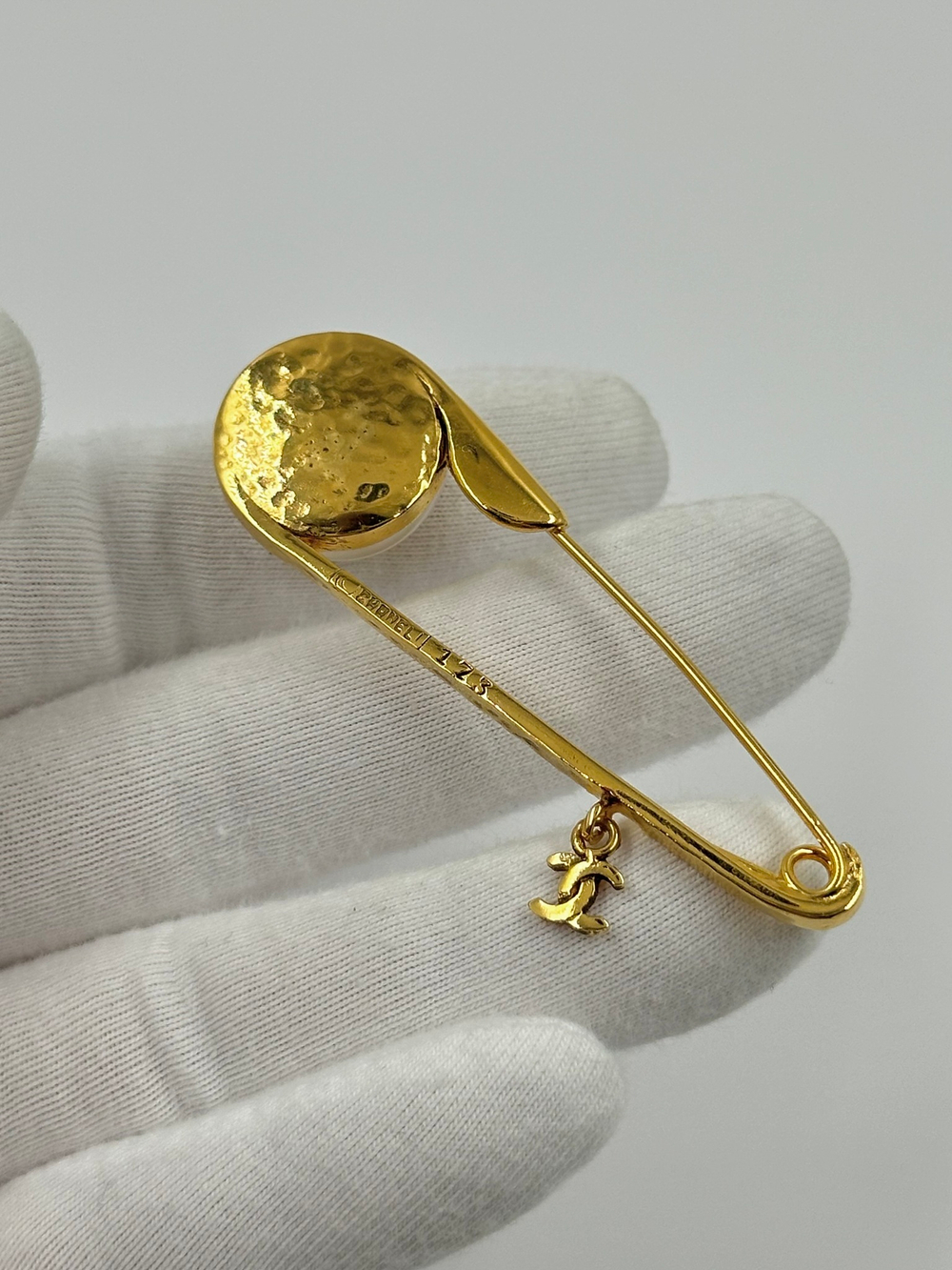 Брошь в виде булавки Chanel