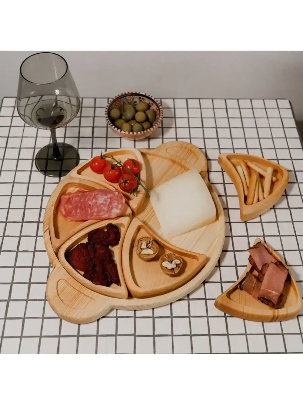 Деревянная менажница с ручками из кедра