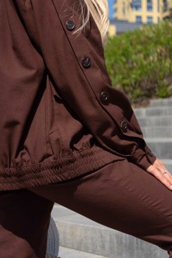 Бомбер изо льна коричневого цвета