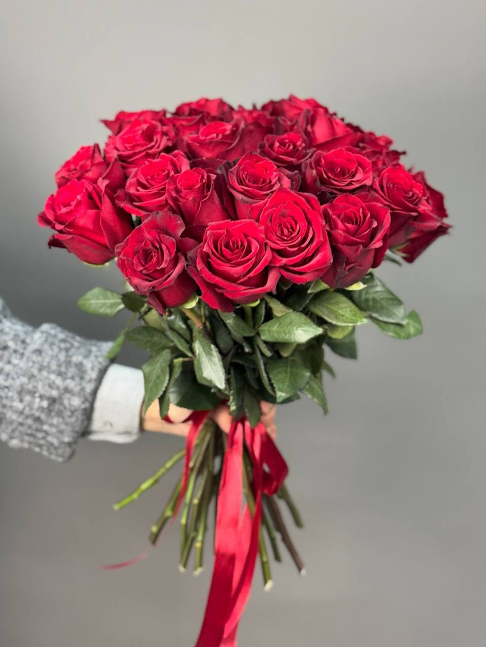 Монобукет из 25 алых роз