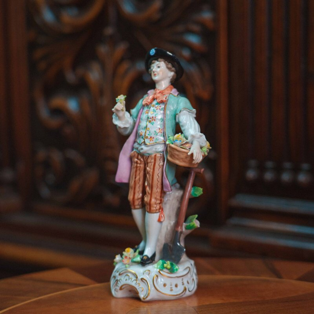 Фарфоровая статуэтка «Кавалер с корзиной цветов»