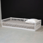 Кровать односпальная 90х200 Буфалина из массива сосны с настилом и бортиком, белая