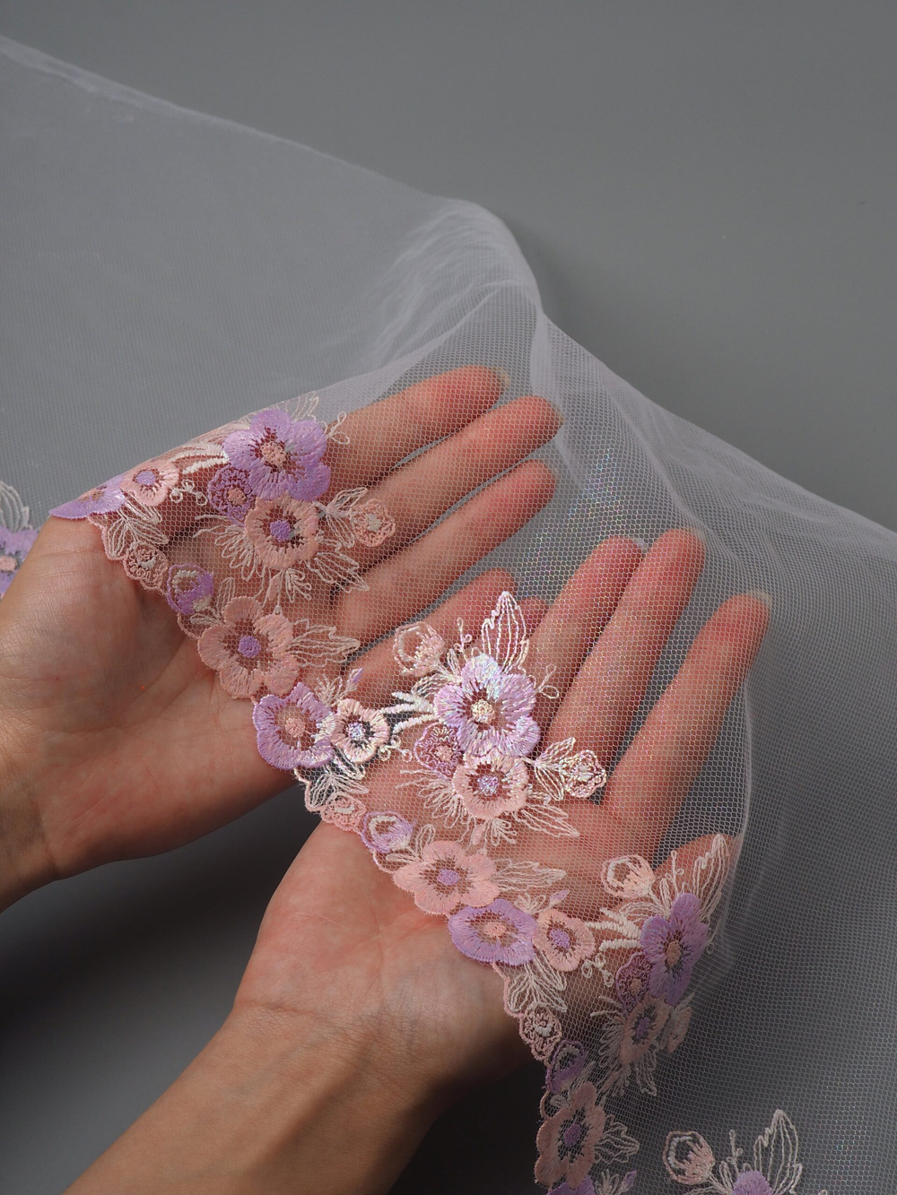 Вышивка на сетке лавандовая с глиттером ширина 24 см ОТРЕЗЫ