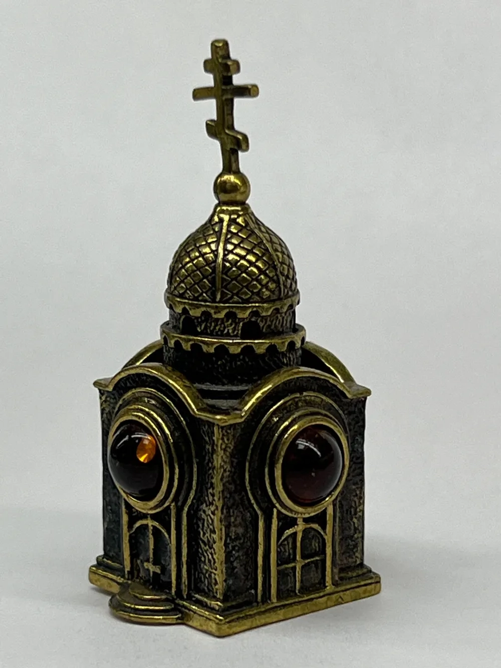 Бронзовая статуэтка на янтаре