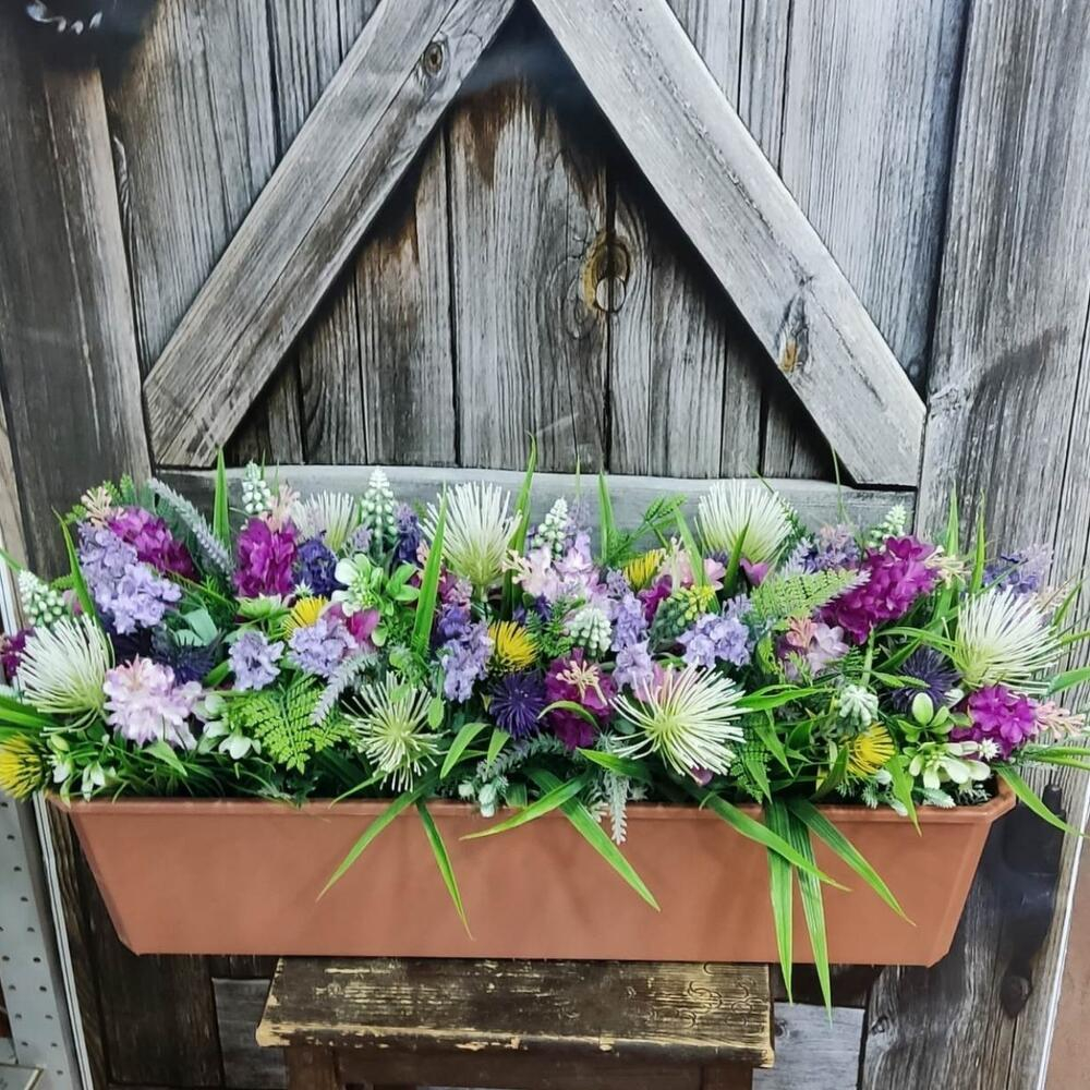 Композиция в ящике из искусственных цветов