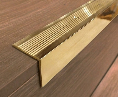 Латунный полированный угловой профиль с рифлёной поверхностью против скольжения AE