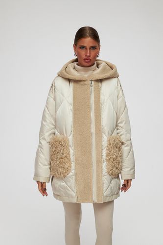 Бежевый пуховик с отделкой из овчины