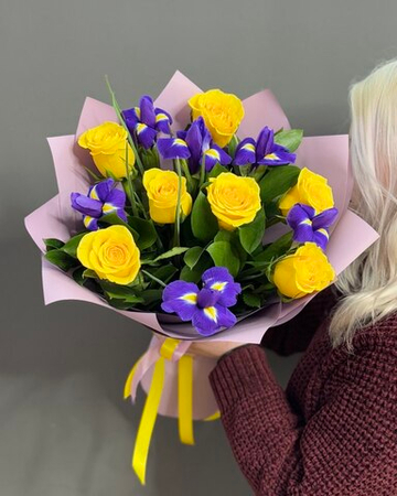 Букет с розами "Momentum" и ирисами