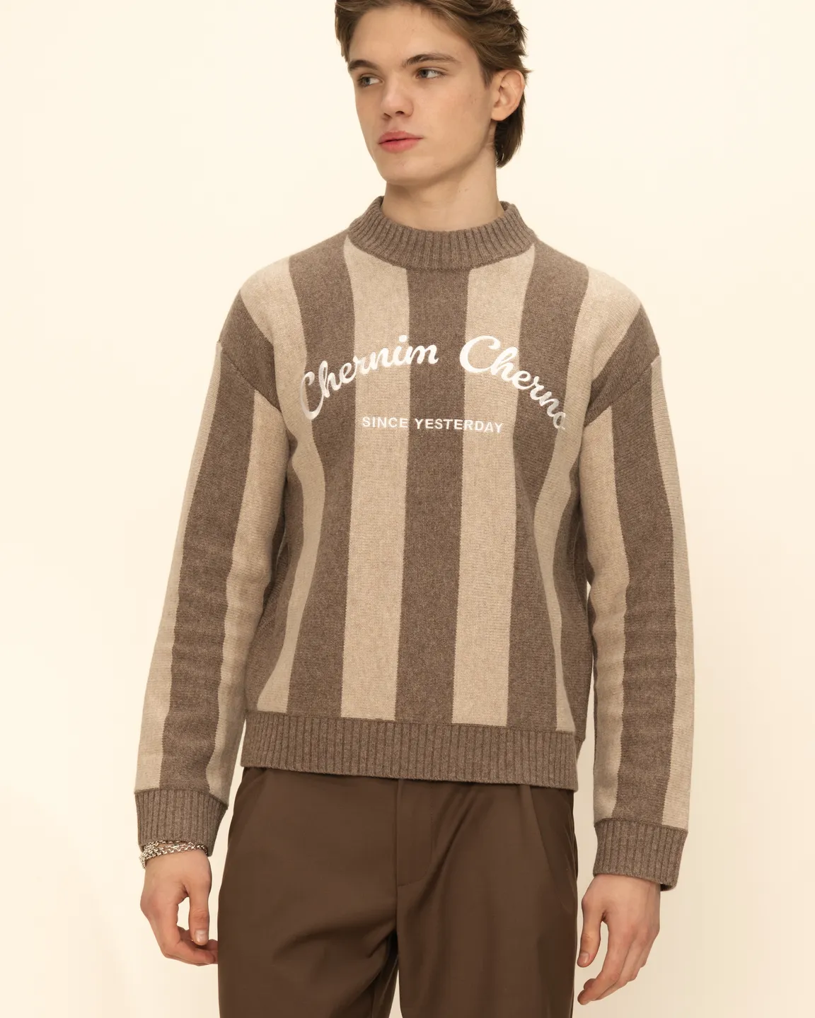 Коричневый свитер 